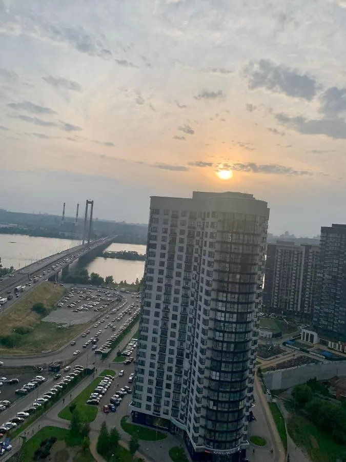 New 3 Rooms Apartment Near The Metro Station 키예프 0*,  우크라이나