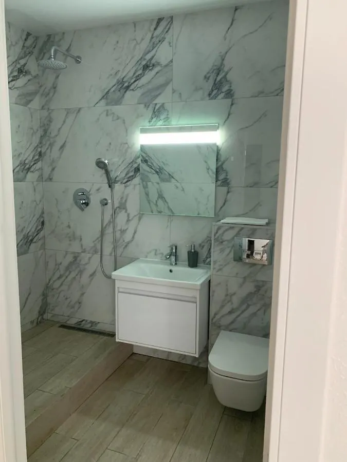 New 3 Rooms Apartment Near The Metro Station 키예프