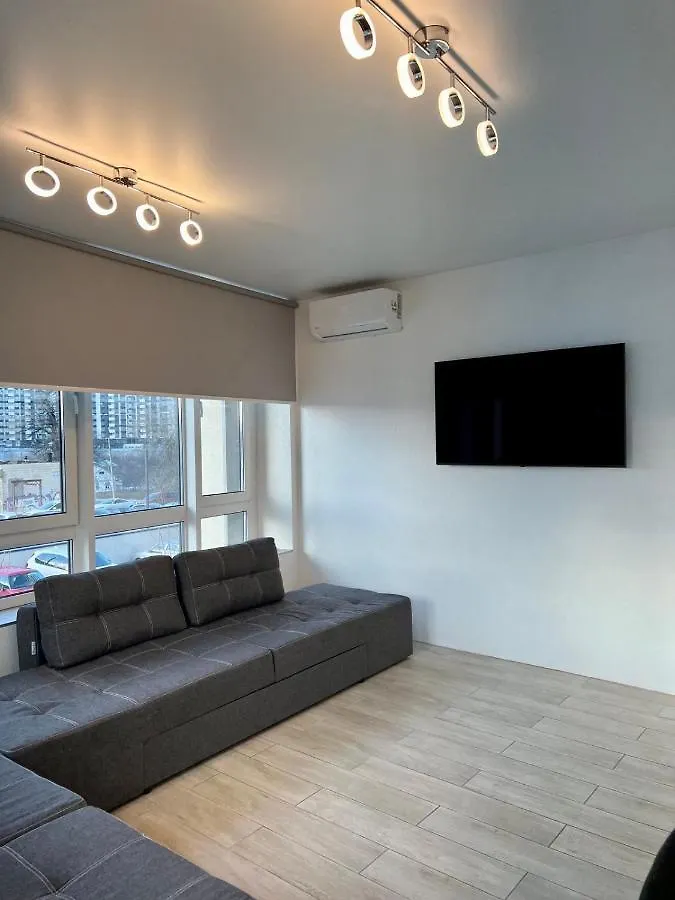 New 3 Rooms Apartment Near The Metro Station 키예프